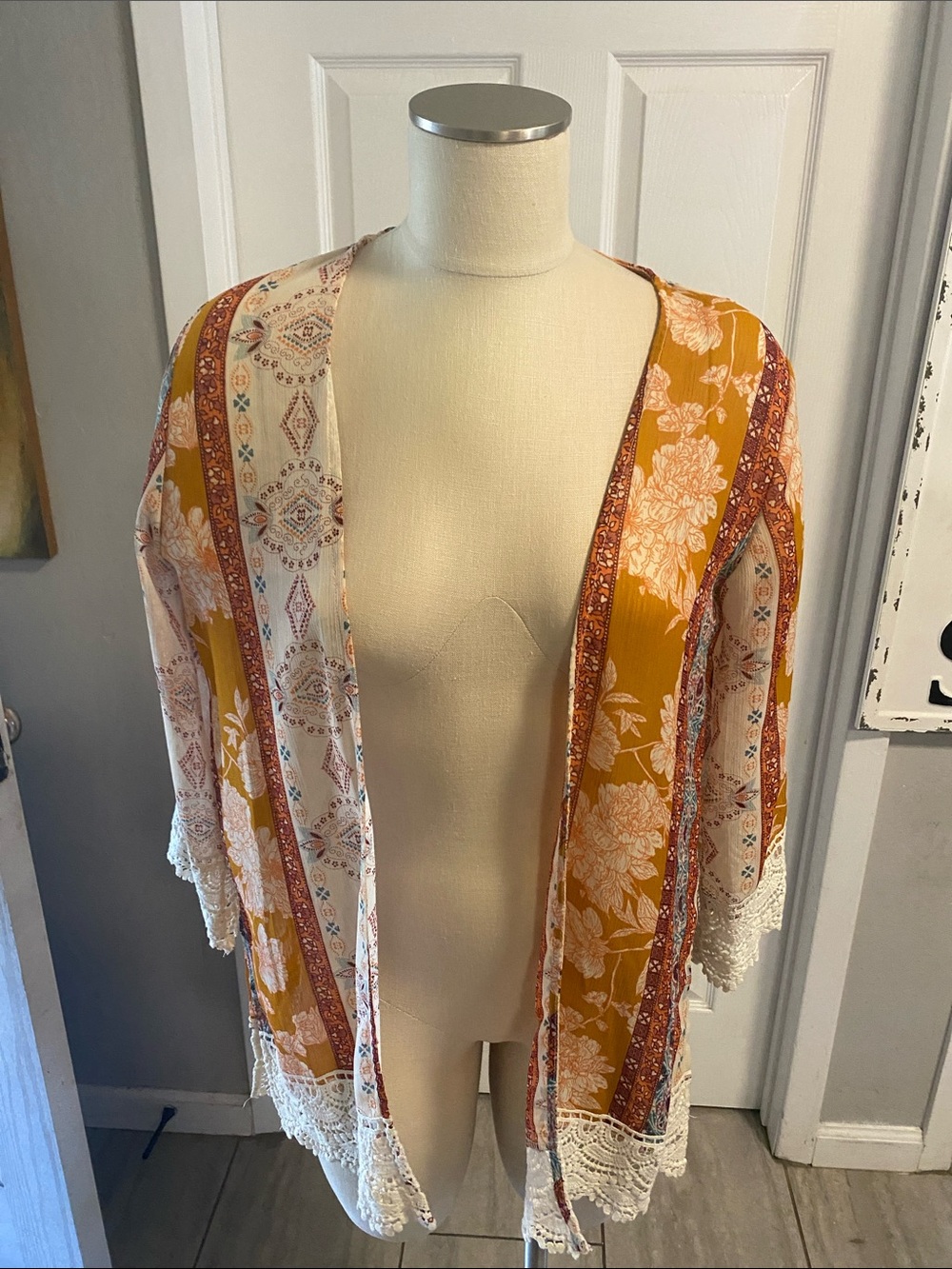 Jolt Kimono with lace trim size XS
